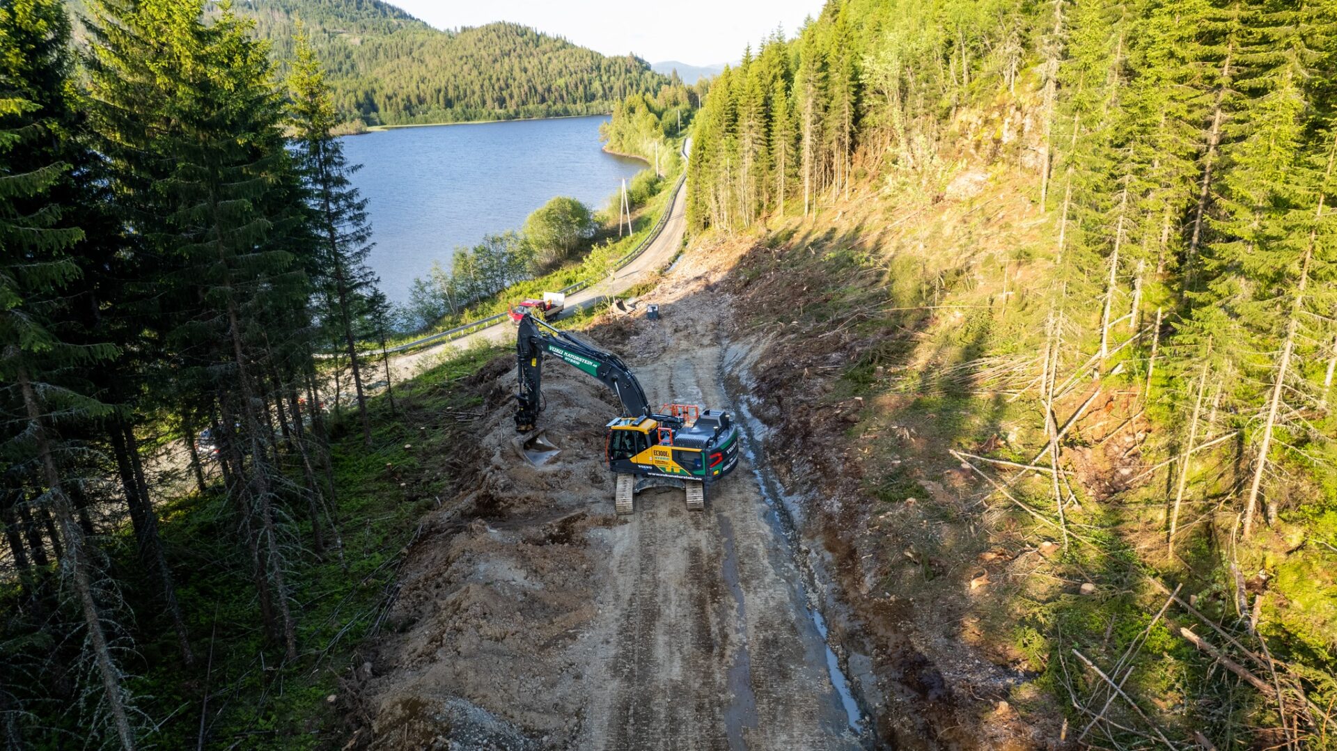 Foto av gravemaskin og veiarbeid