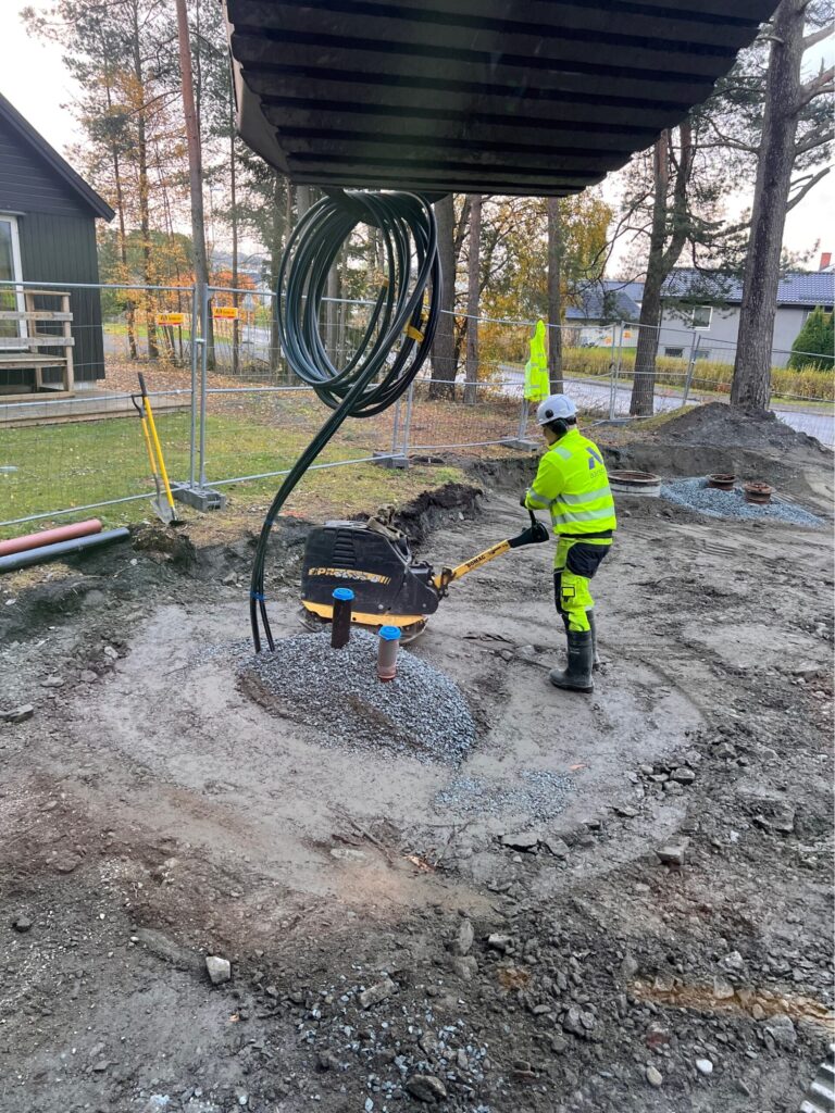 Anleggsarbeider som jevner utbakken på hustomt